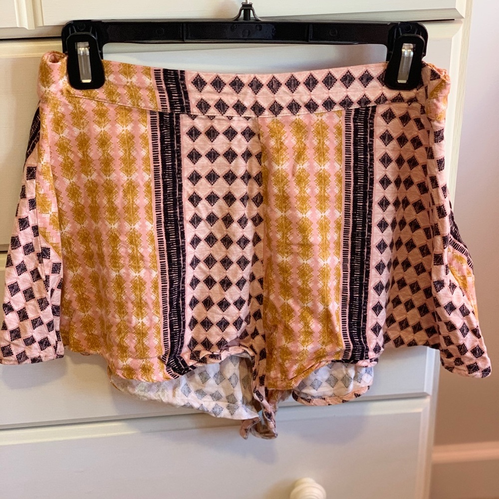 Forever 21 Pattern Shorts - Picture 5 of 5